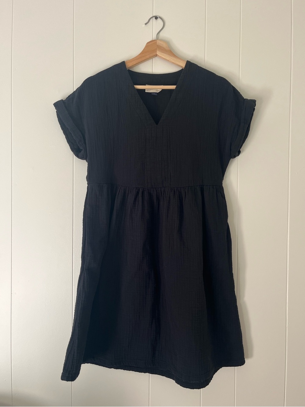 Universal Thread Black V-Neck Short Sleeve Dress
